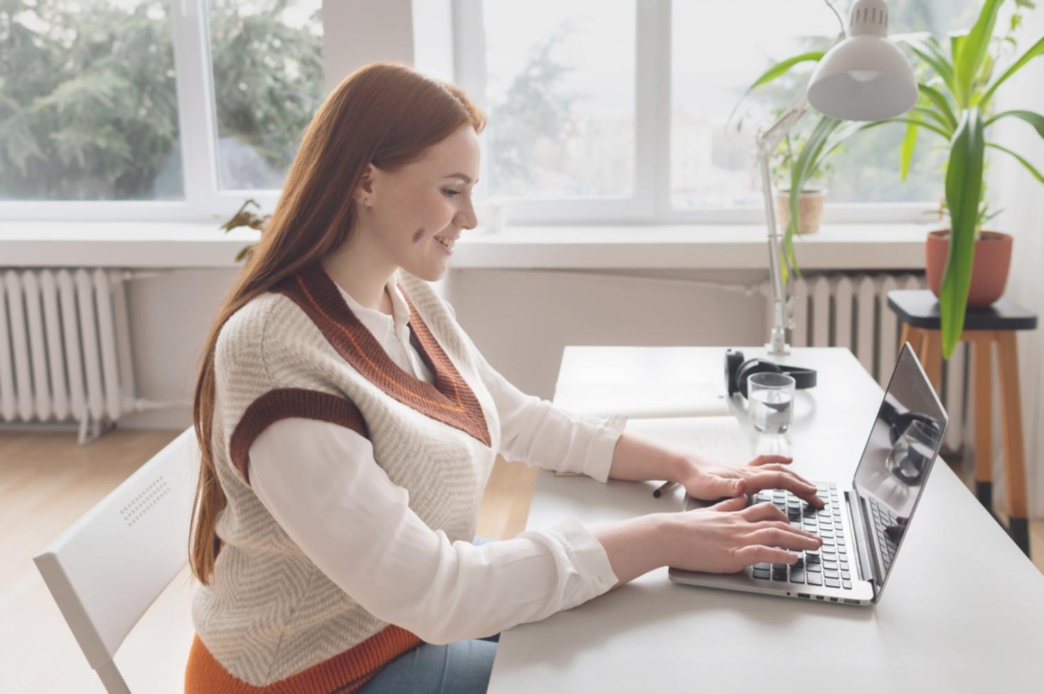 Equipo de profesionales financieros trabajando en estrategias personalizadas
